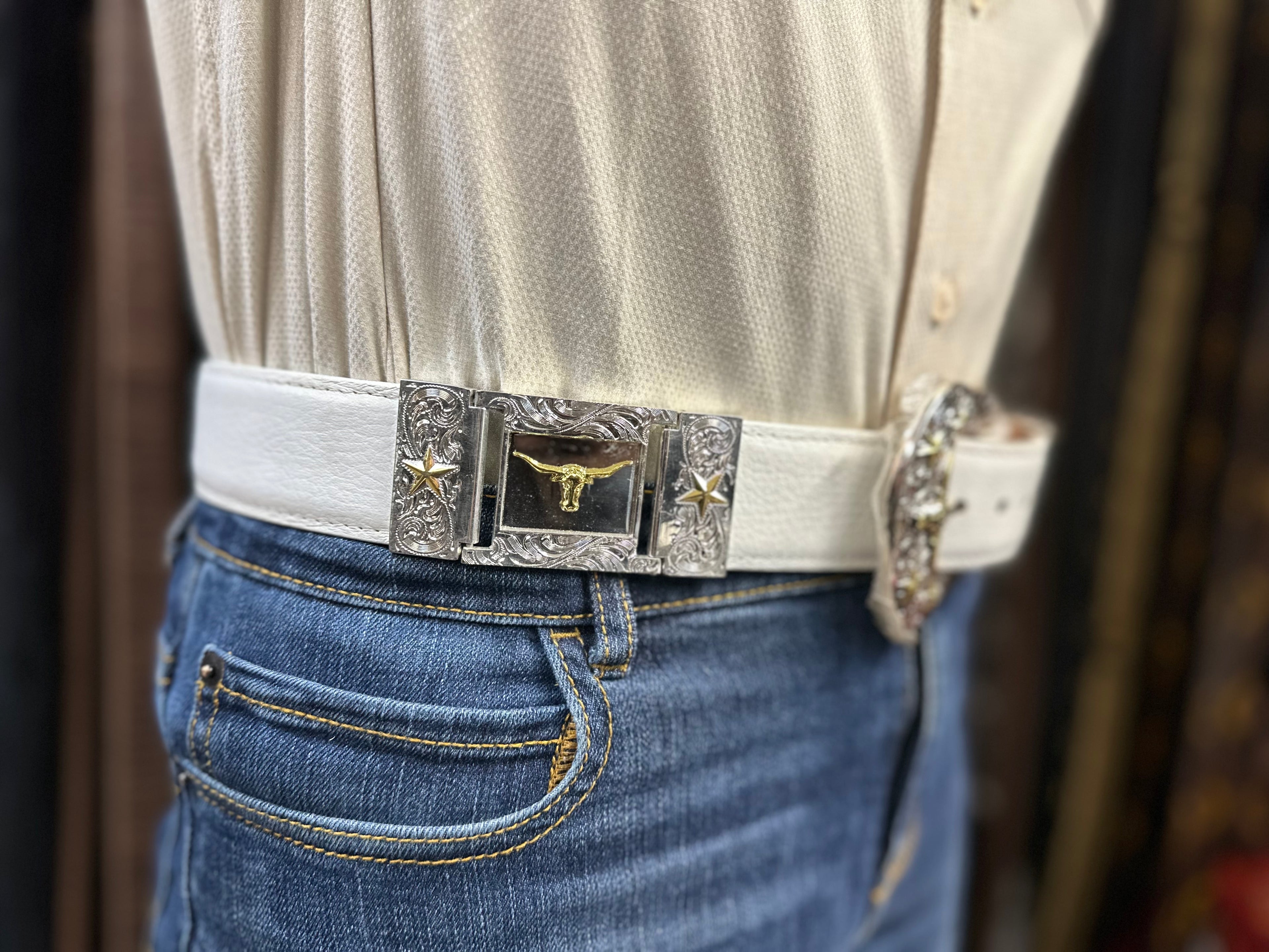 White cow/ starts metal belt